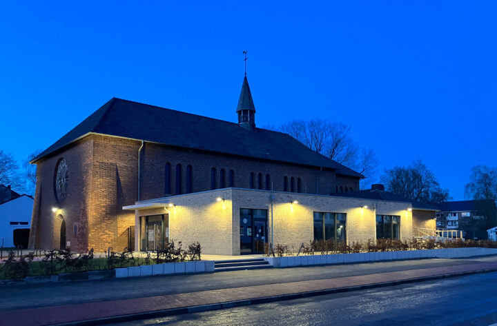 Kirche Herz Jesu Wesel mit Pfarrheim